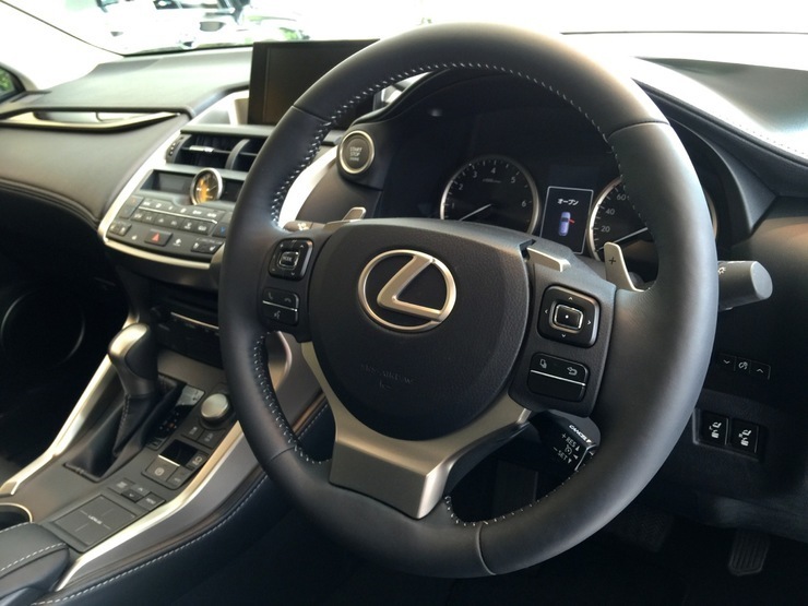 LEXUS NXのステアリング: LEXUS NX details